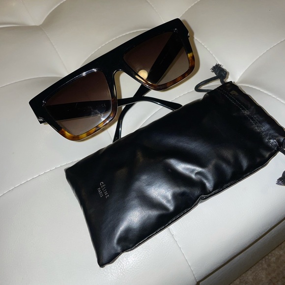 100% UV protection
Gradient lenses
Cloth and case included
Acetate
Made in Italy - Picture 4 of 5
